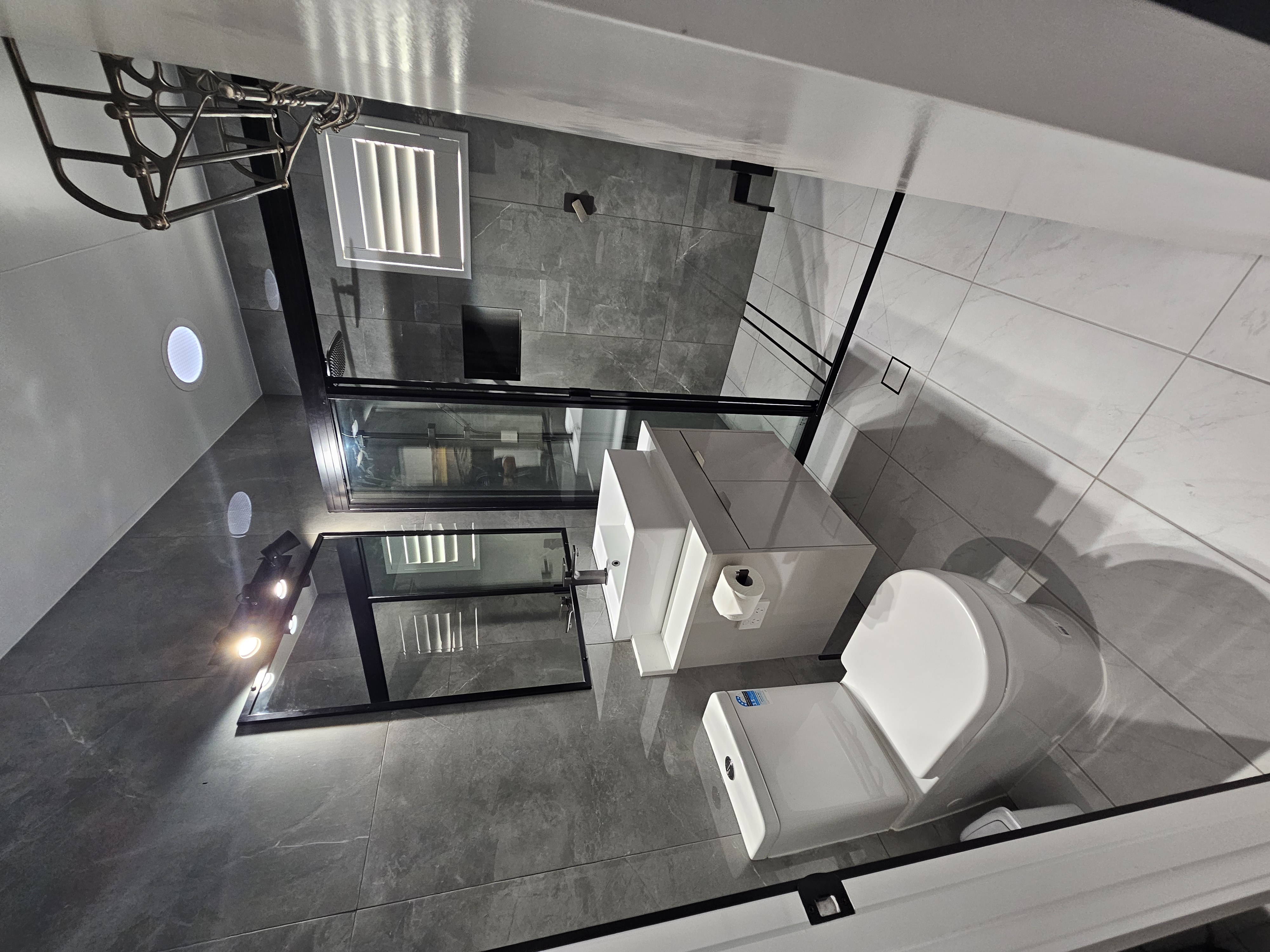 Modern ensuite bathroom