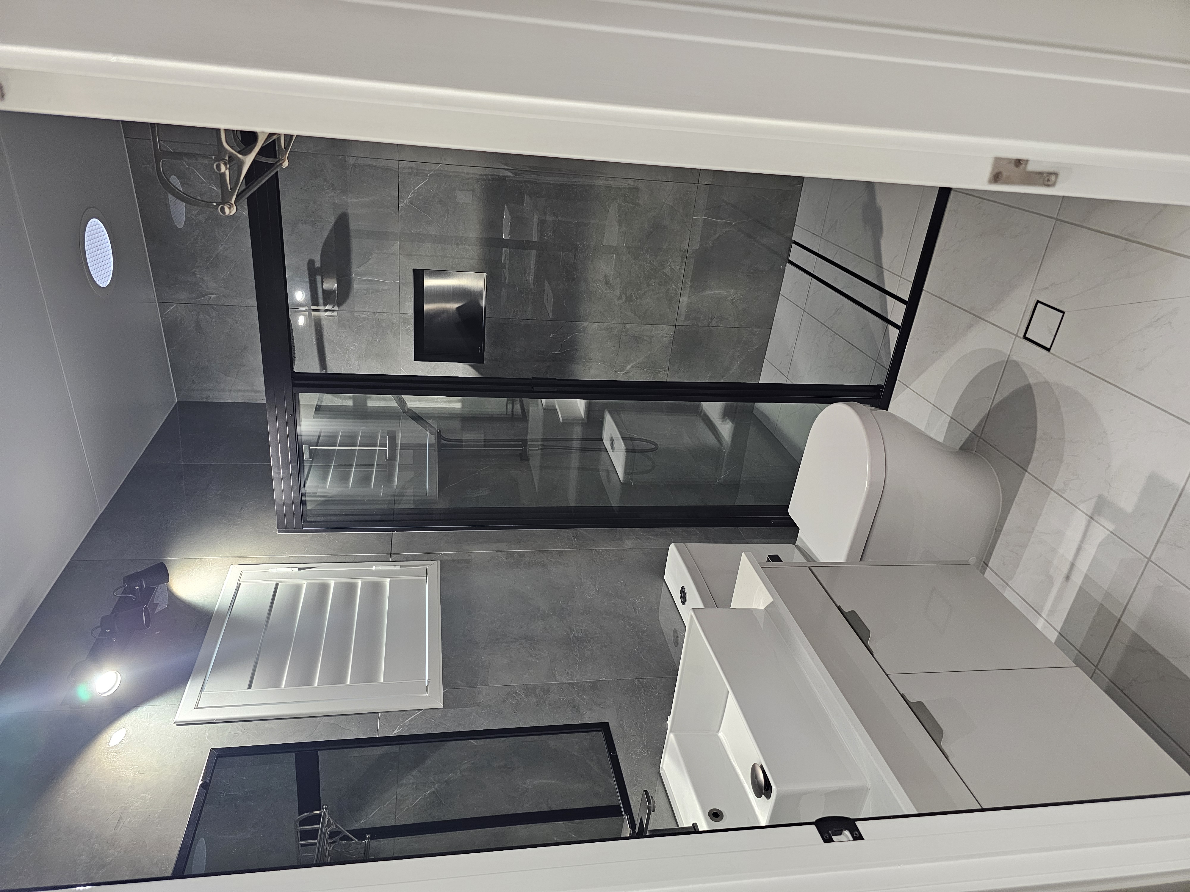 Modern ensuite bathroom